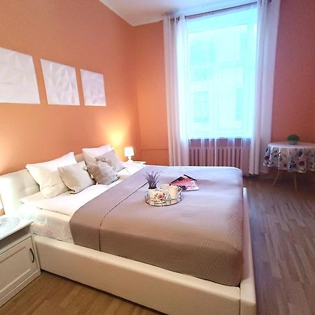 Spacious Old Town Family Peachy 2 Bedrooms Apartment, Nearby The Riga Presidential Castle Exterior photo