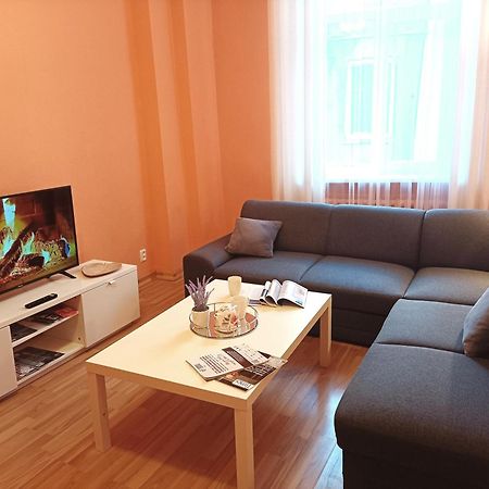 Spacious Old Town Family Peachy 2 Bedrooms Apartment, Nearby The Riga Presidential Castle Exterior photo