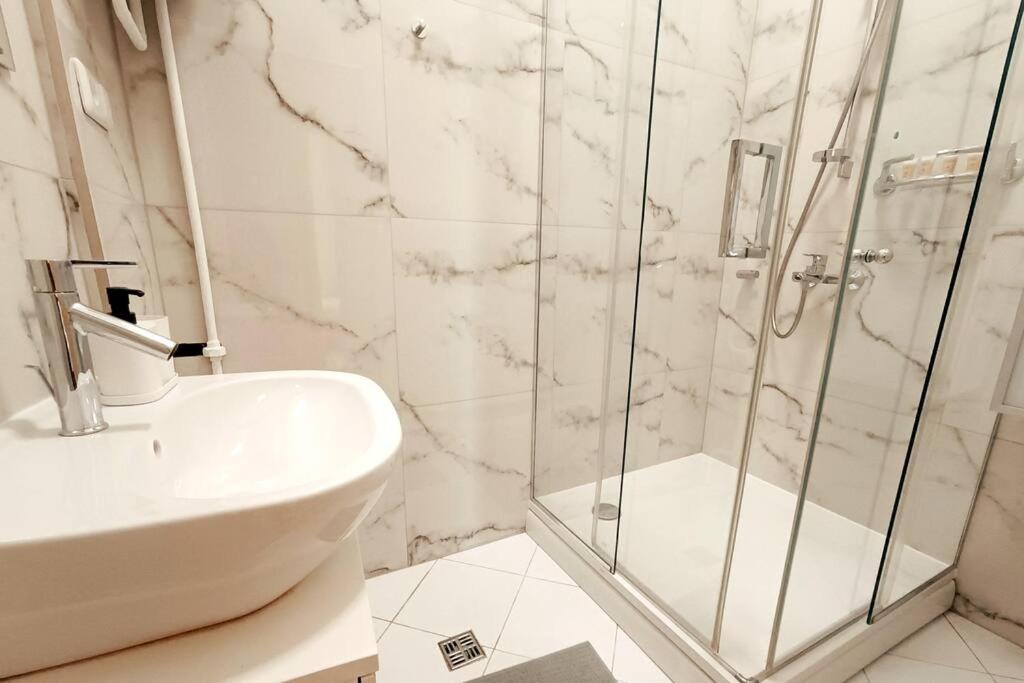Spacious Old Town Family Peachy 2 Bedrooms Apartment, Nearby The Riga Presidential Castle Exterior photo
