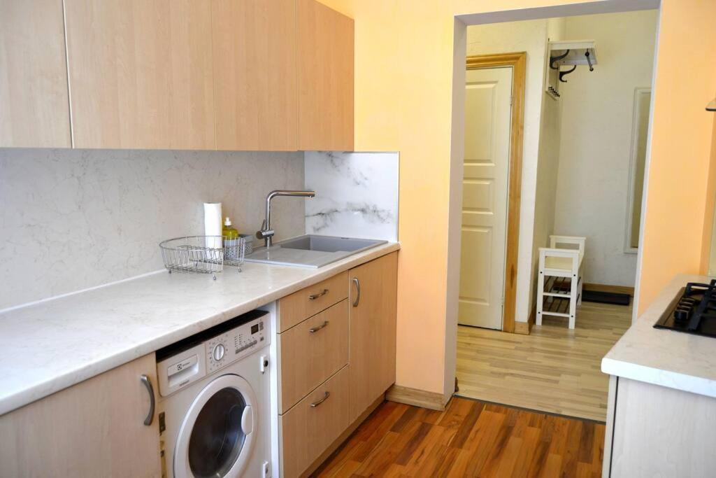 Spacious Old Town Family Peachy 2 Bedrooms Apartment, Nearby The Riga Presidential Castle Exterior photo